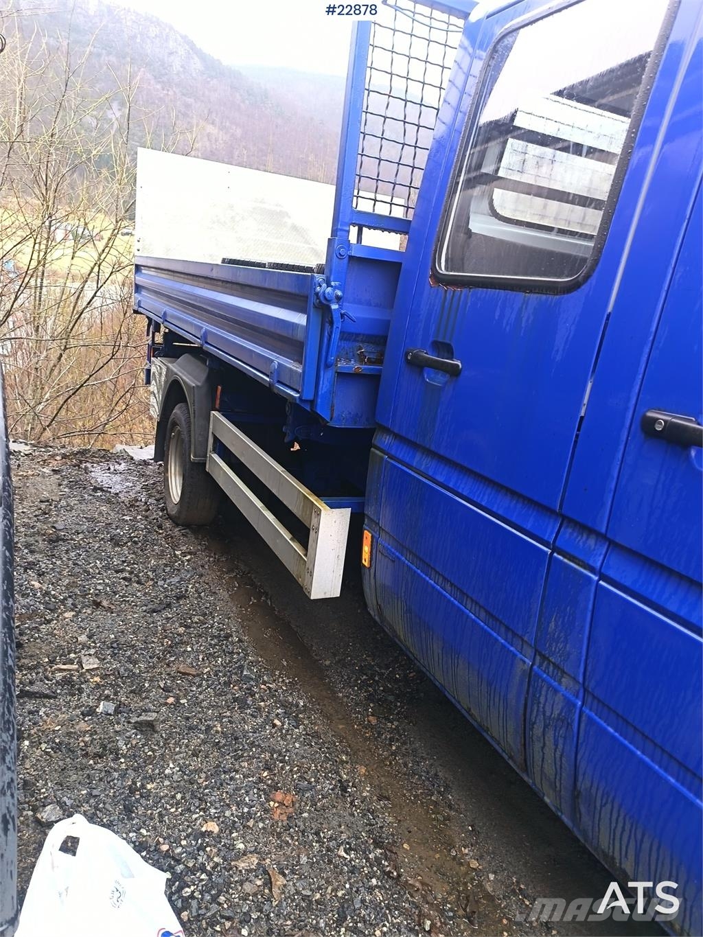 Mercedes-Benz 616 CDI 5-seater flatbed truck as a repair object  平板栏板货车