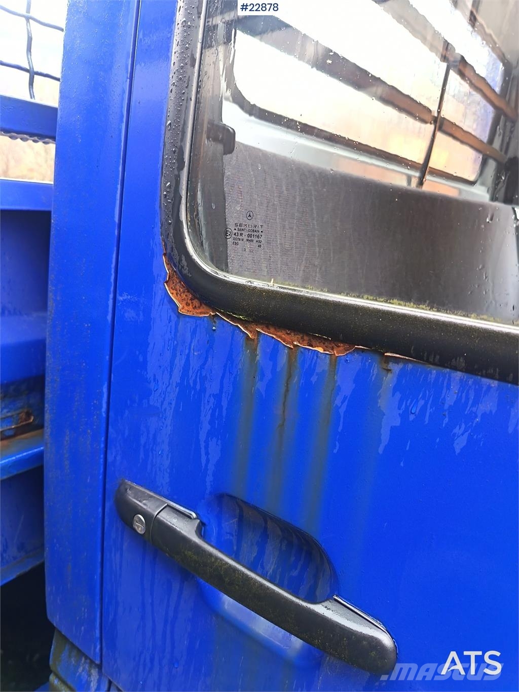 Mercedes-Benz 616 CDI 5-seater flatbed truck as a repair object  平板栏板货车