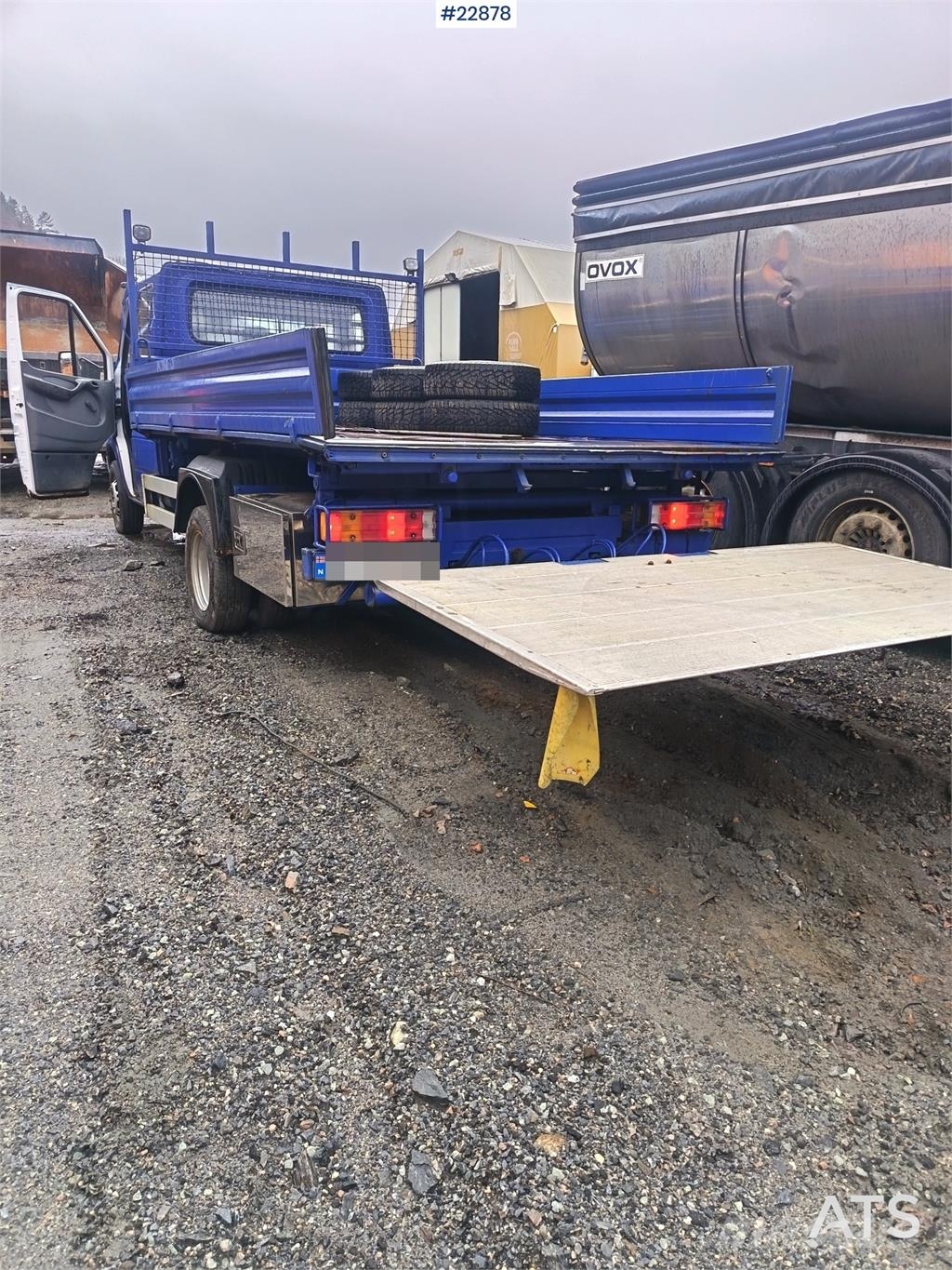 Mercedes-Benz 616 CDI 5-seater flatbed truck as a repair object  平板栏板货车