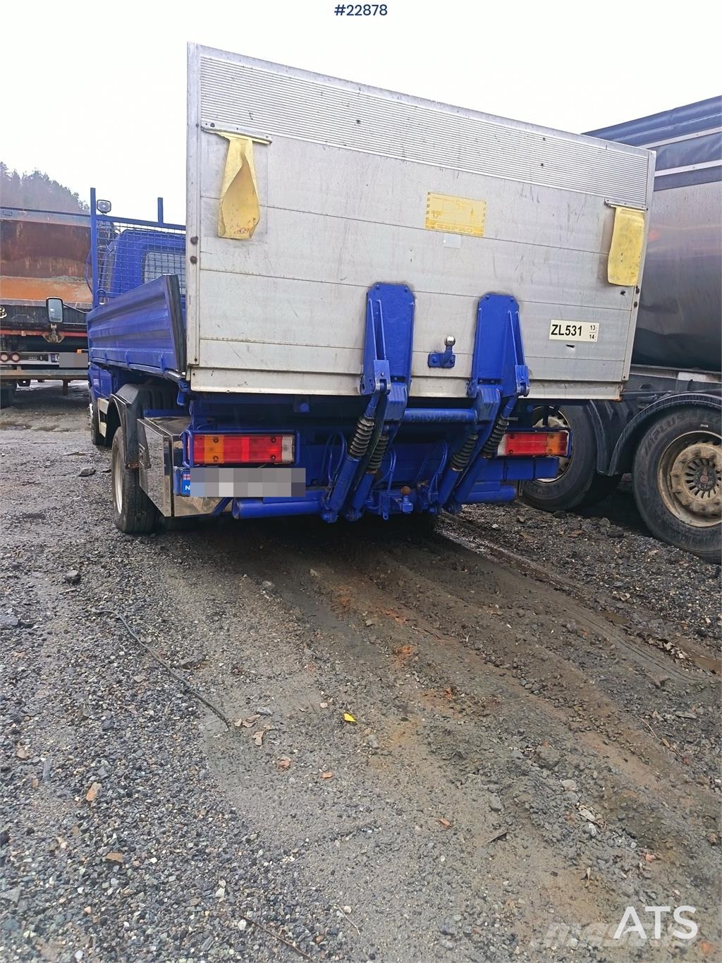 Mercedes-Benz 616 CDI 5-seater flatbed truck as a repair object  平板栏板货车
