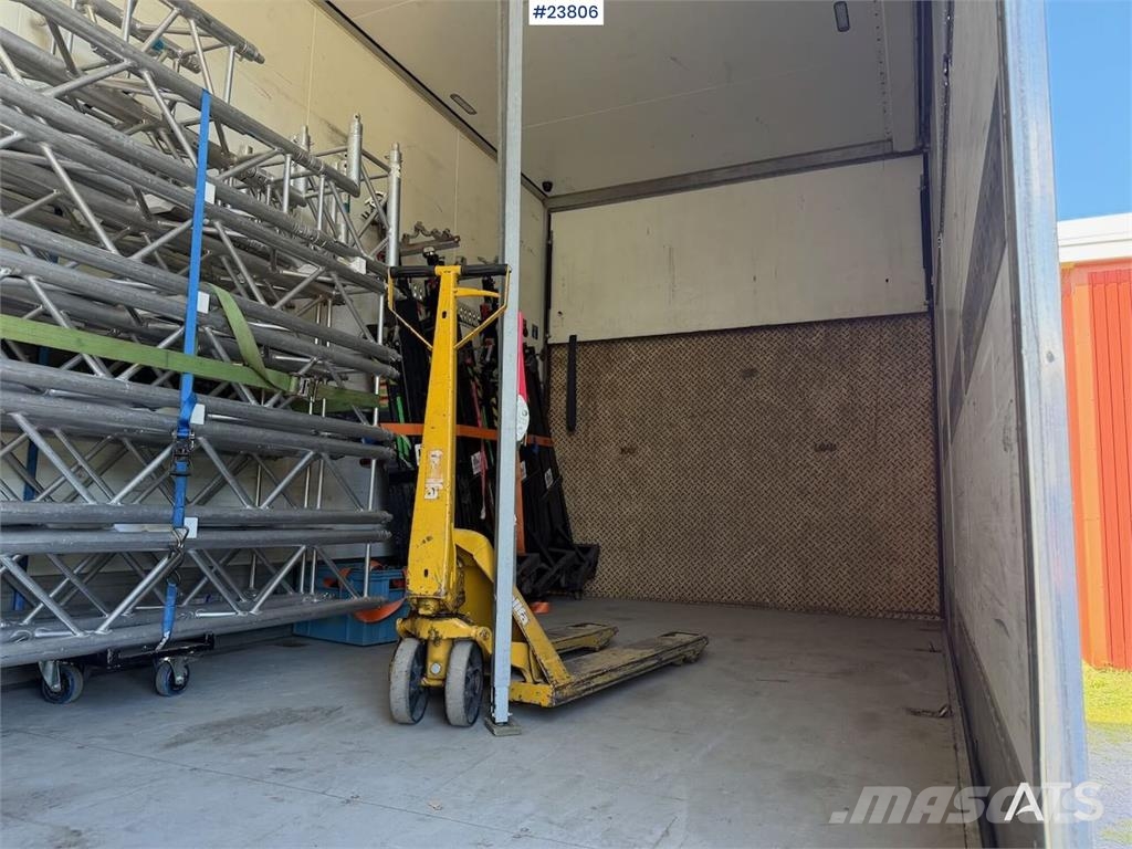 Mercedes-Benz Actros 1835L 4x2 box truck w/ ADR rigged, new clut شاحنات ذات هيكل صندوقي