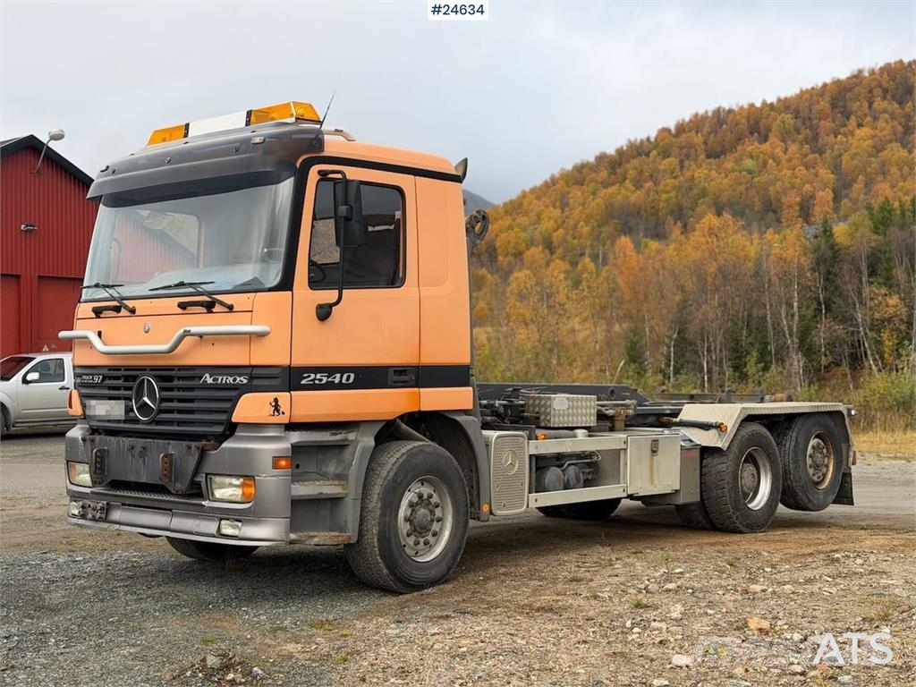 Mercedes-Benz Actros 2540 6x2 hook loader with 17-tonne hook and Camion con gancio di sollevamento