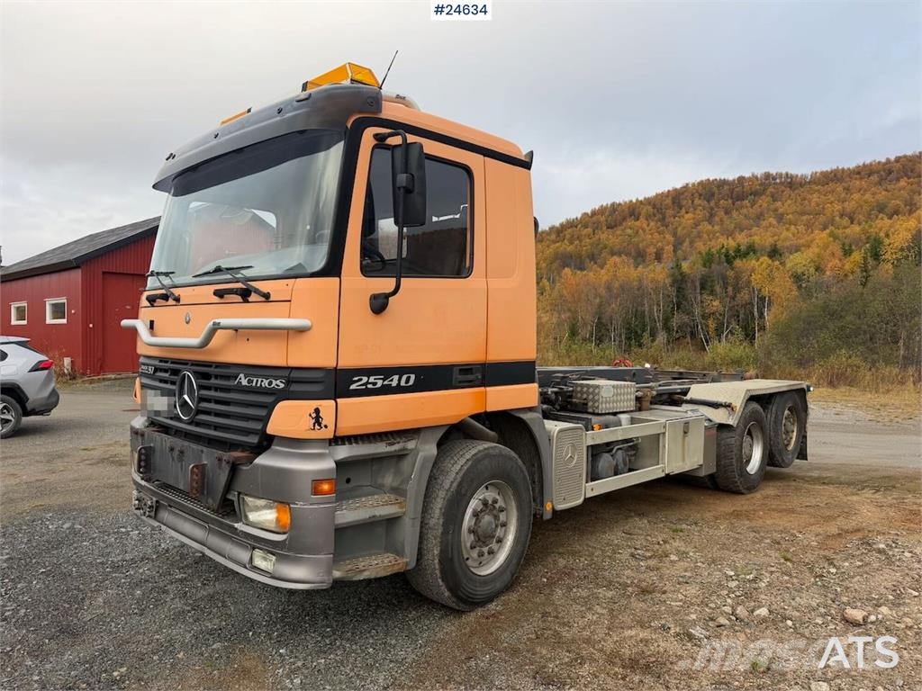 Mercedes-Benz Actros 2540 6x2 hook loader with 17-tonne hook and Camion con gancio di sollevamento
