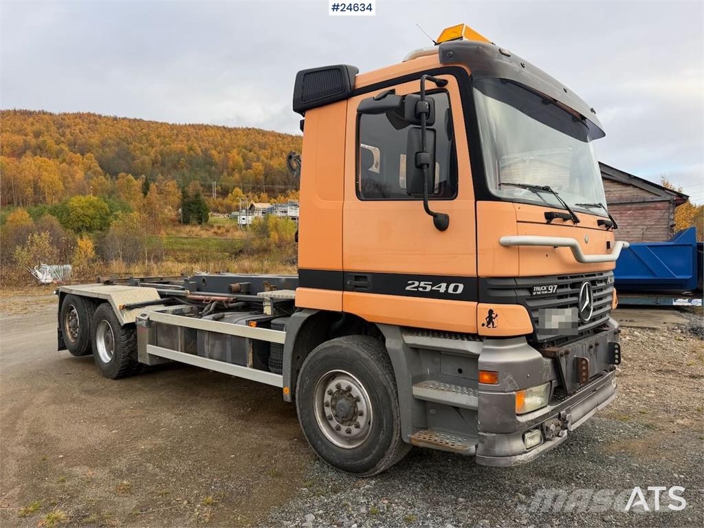 Mercedes-Benz Actros 2540 6x2 hook loader with 17-tonne hook and Camion con gancio di sollevamento