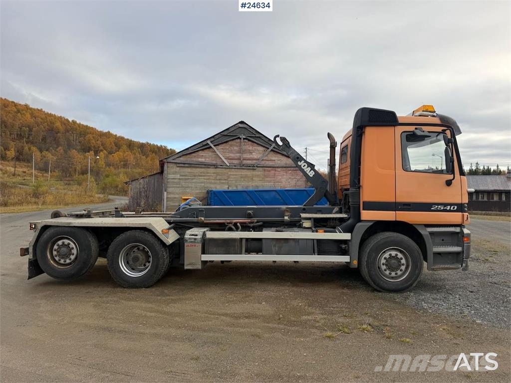 Mercedes-Benz Actros 2540 6x2 hook loader with 17-tonne hook and Camion con gancio di sollevamento