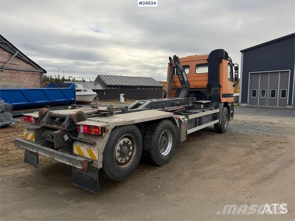 Mercedes-Benz Actros 2540 6x2 hook loader with 17-tonne hook and Camion con gancio di sollevamento