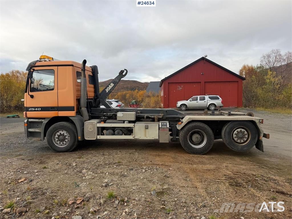 Mercedes-Benz Actros 2540 6x2 hook loader with 17-tonne hook and Camion con gancio di sollevamento