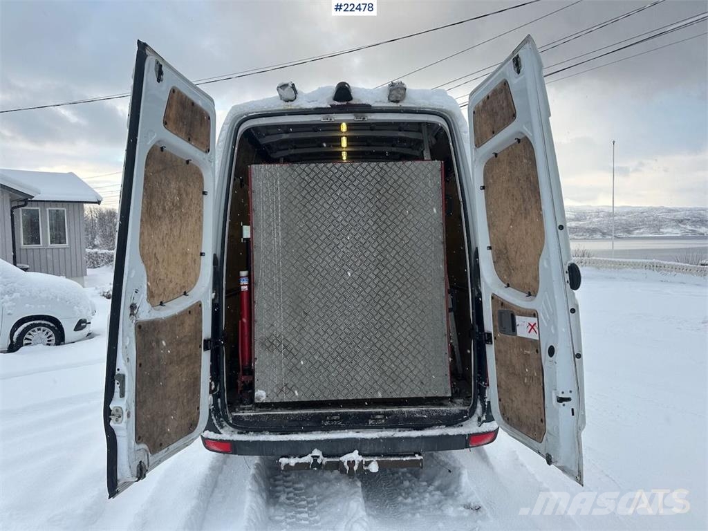 Mercedes-Benz Sprinter 4x2 w/ 2 sets of tires and ramp 大型面包车