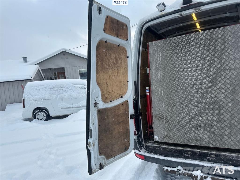Mercedes-Benz Sprinter 4x2 w/ 2 sets of tires and ramp 大型面包车