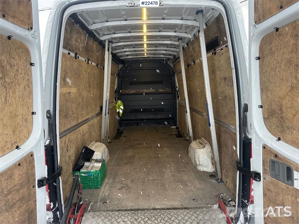 Mercedes-Benz Sprinter 4x2 w/ 2 sets of tires and ramp 大型面包车