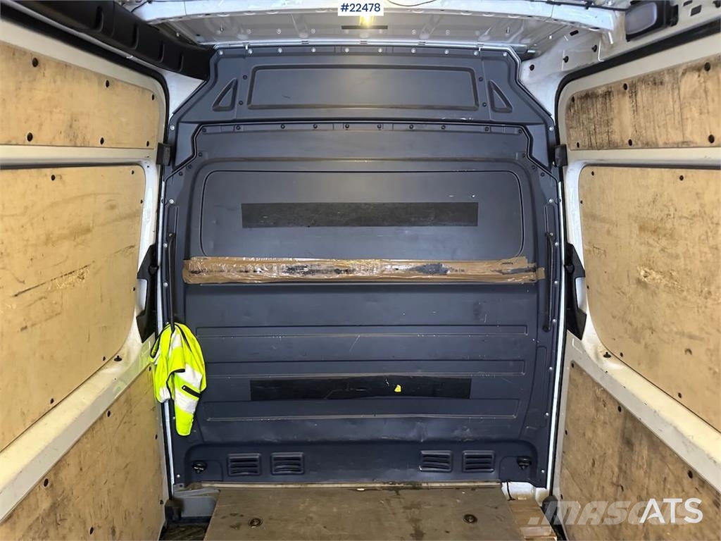 Mercedes-Benz Sprinter 4x2 w/ 2 sets of tires and ramp 大型面包车