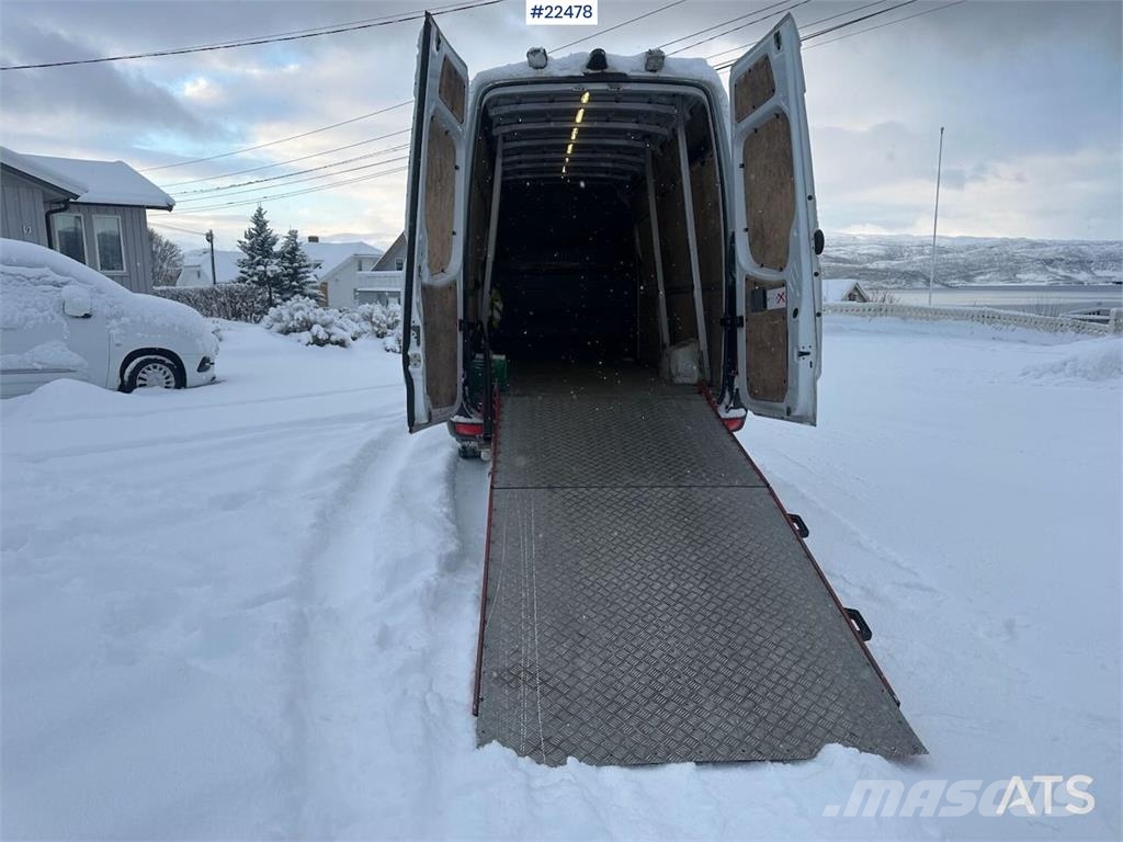 Mercedes-Benz Sprinter 4x2 w/ 2 sets of tires and ramp 大型面包车