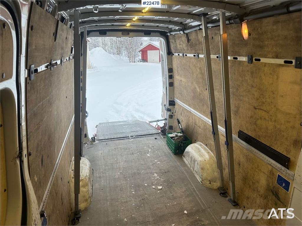Mercedes-Benz Sprinter 4x2 w/ 2 sets of tires and ramp 大型面包车