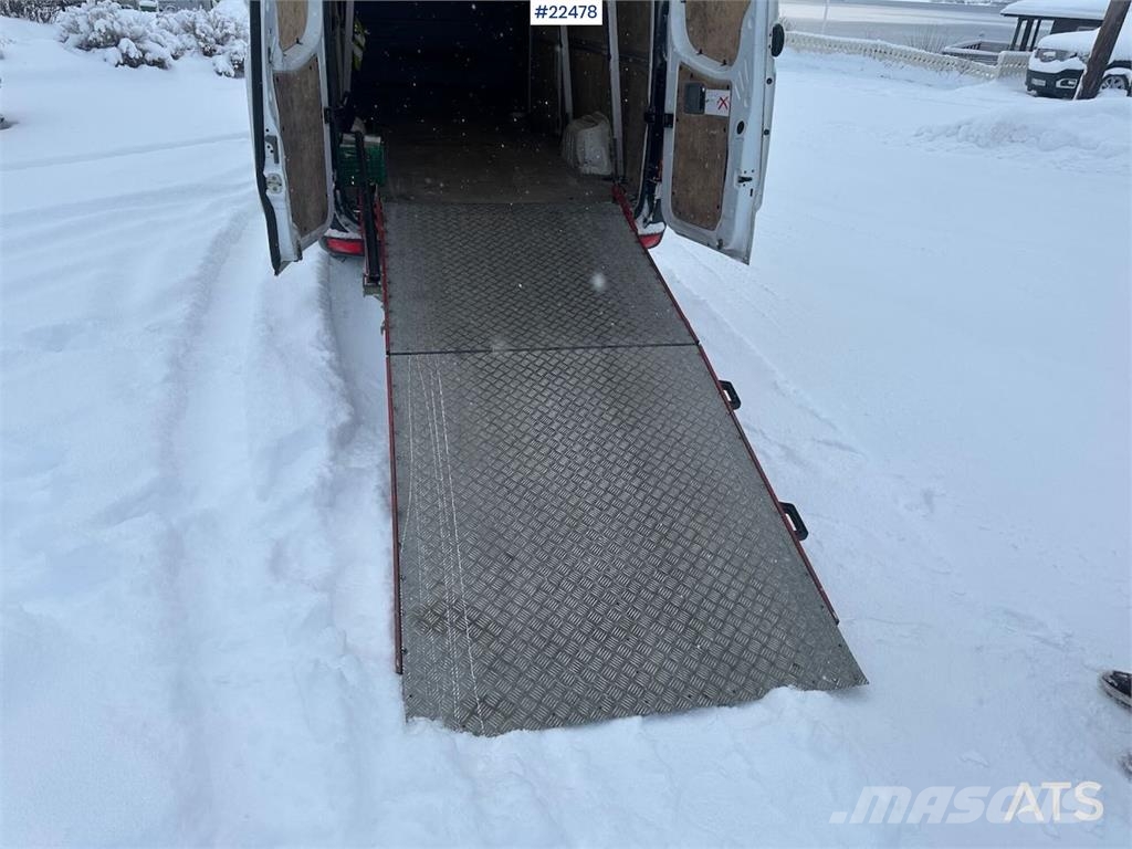Mercedes-Benz Sprinter 4x2 w/ 2 sets of tires and ramp 大型面包车