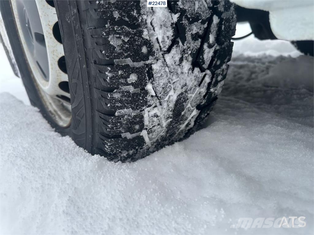 Mercedes-Benz Sprinter 4x2 w/ 2 sets of tires and ramp 大型面包车