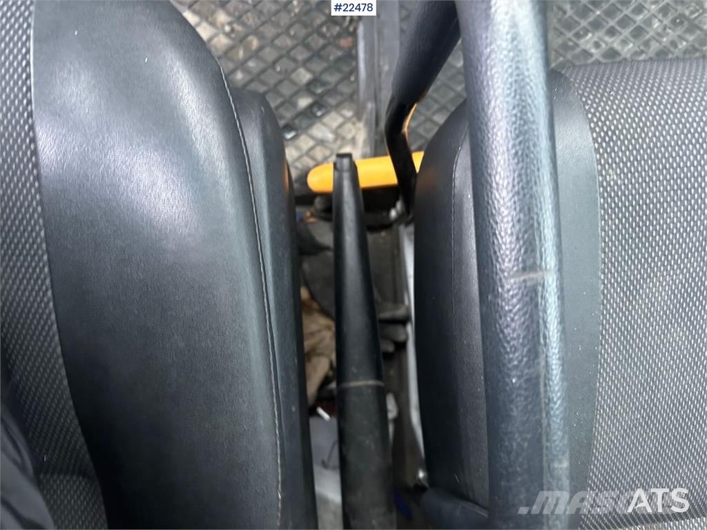 Mercedes-Benz Sprinter 4x2 w/ 2 sets of tires and ramp 大型面包车