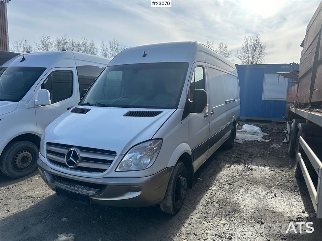Mercedes-Benz Sprinter 516 4x2 van w/ two sets of tires Voiture