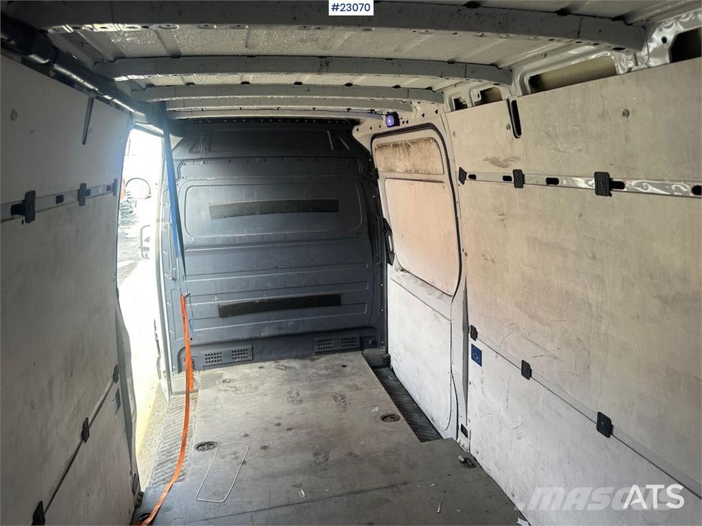Mercedes-Benz Sprinter 516 4x2 van w/ two sets of tires Voiture