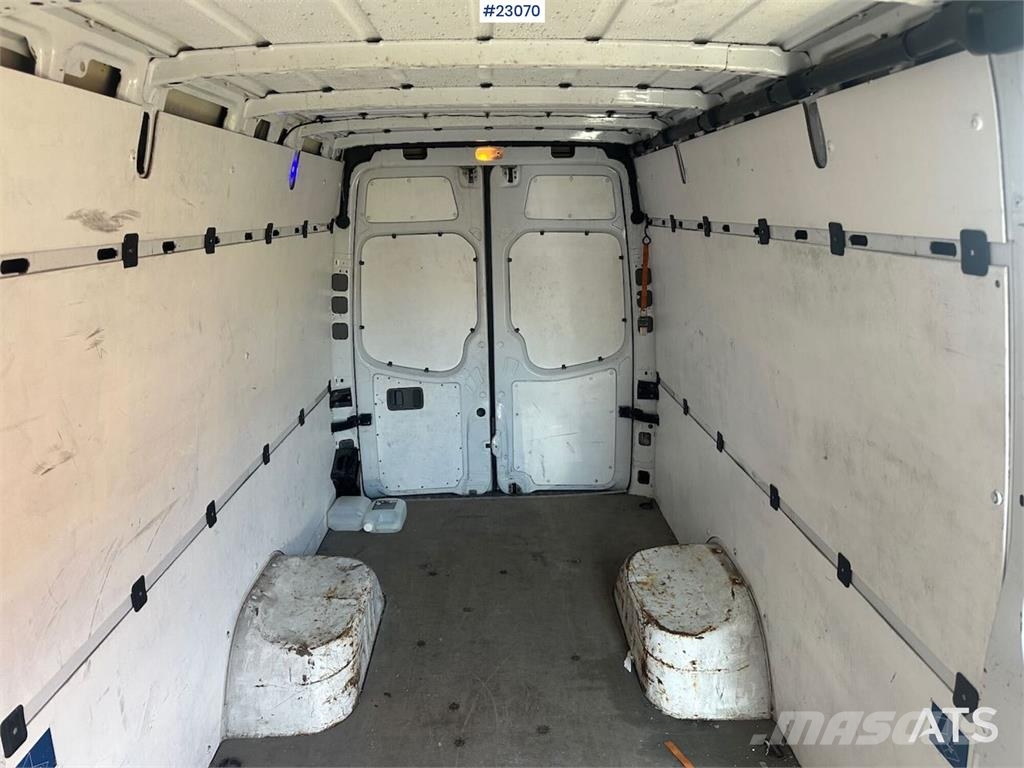 Mercedes-Benz Sprinter 516 4x2 van w/ two sets of tires Voiture