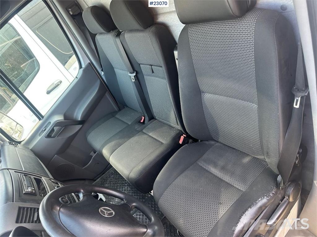 Mercedes-Benz Sprinter 516 4x2 van w/ two sets of tires Voiture