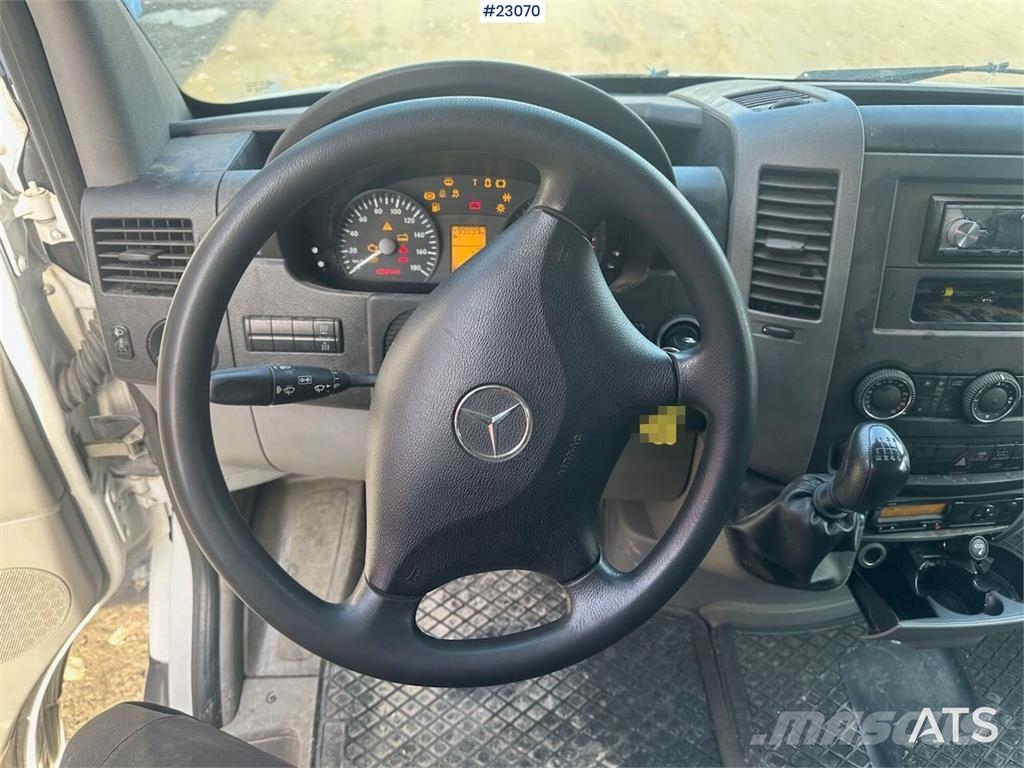 Mercedes-Benz Sprinter 516 4x2 van w/ two sets of tires Voiture