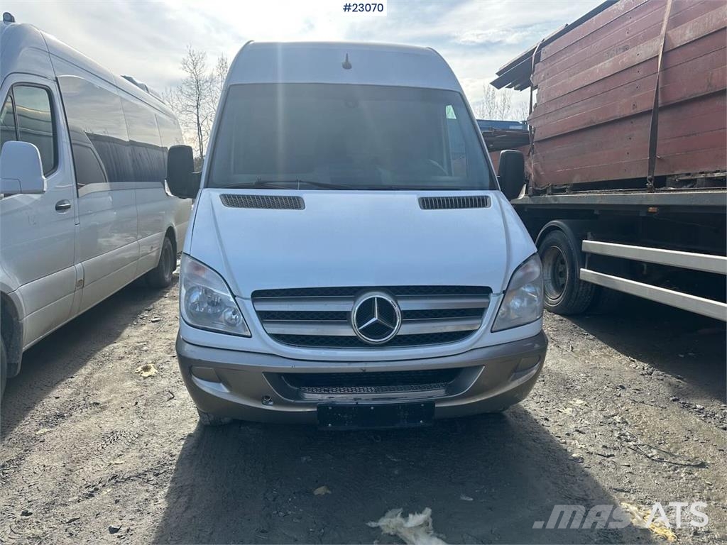 Mercedes-Benz Sprinter 516 4x2 van w/ two sets of tires Voiture