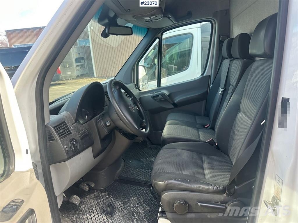 Mercedes-Benz Sprinter 516 4x2 van w/ two sets of tires Voiture