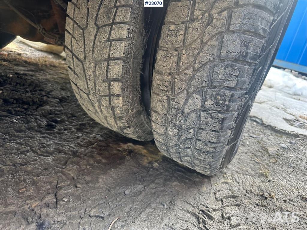 Mercedes-Benz Sprinter 516 4x2 van w/ two sets of tires Voiture