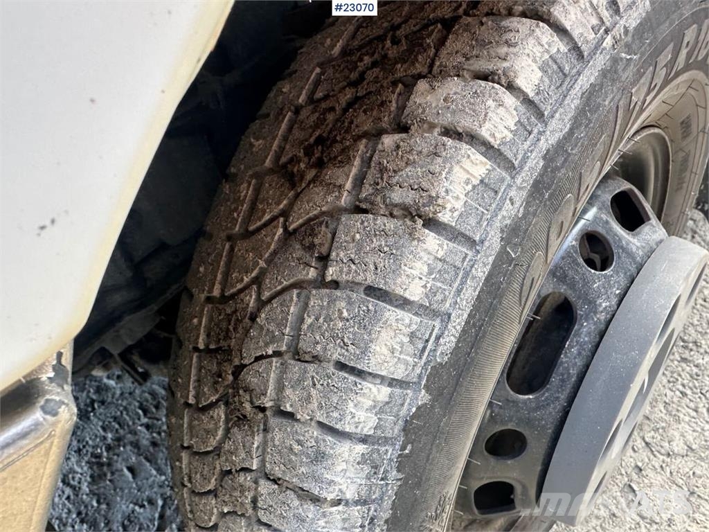 Mercedes-Benz Sprinter 516 4x2 van w/ two sets of tires Voiture