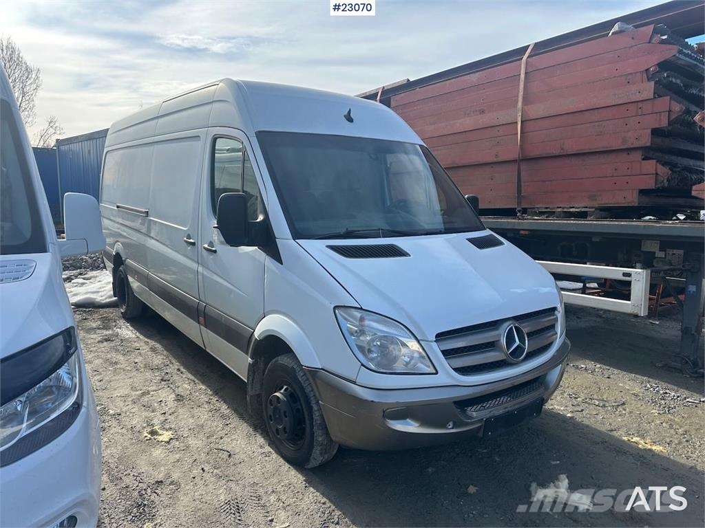 Mercedes-Benz Sprinter 516 4x2 van w/ two sets of tires Voiture
