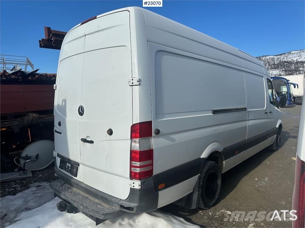 Mercedes-Benz Sprinter 516 4x2 van w/ two sets of tires Voiture