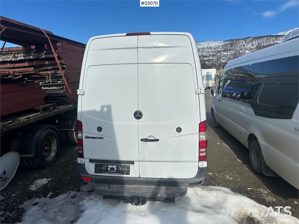 Mercedes-Benz Sprinter 516 4x2 van w/ two sets of tires Voiture