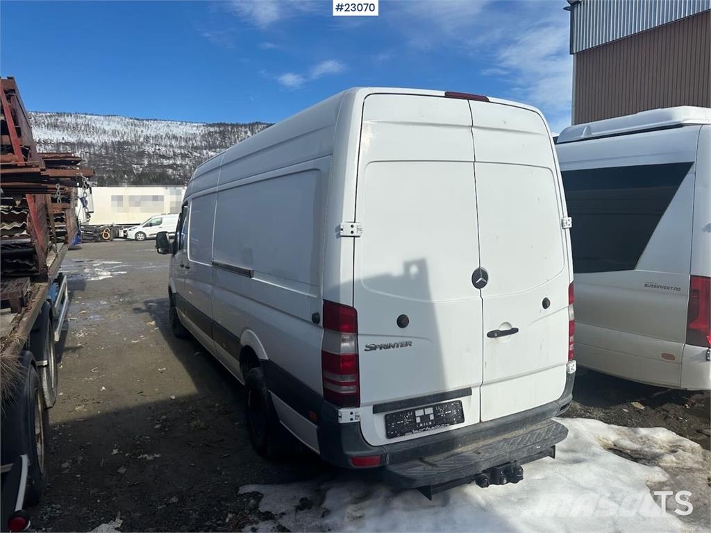 Mercedes-Benz Sprinter 516 4x2 van w/ two sets of tires Voiture