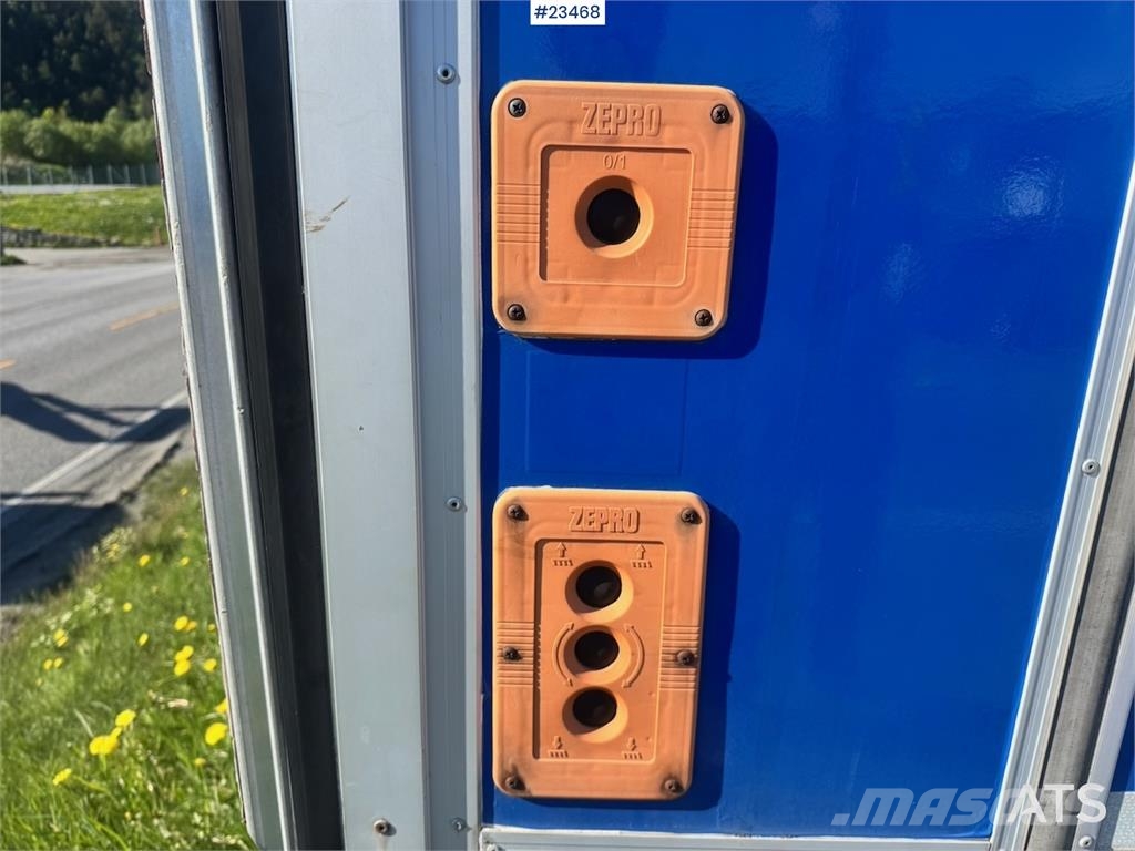 Mercedes-Benz Sprinter 519 Box Van w/Tail Lift – Shelving – 2 Se Camiones con caja de remolque