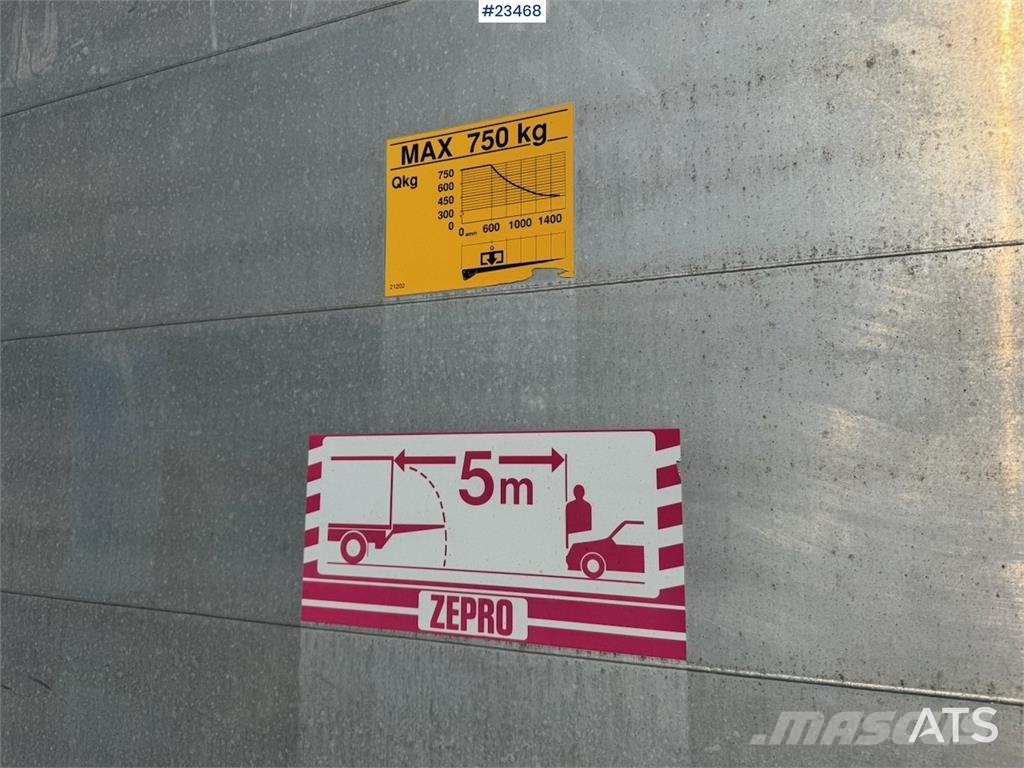 Mercedes-Benz Sprinter 519 Box Van w/Tail Lift – Shelving – 2 Se Camiones con caja de remolque