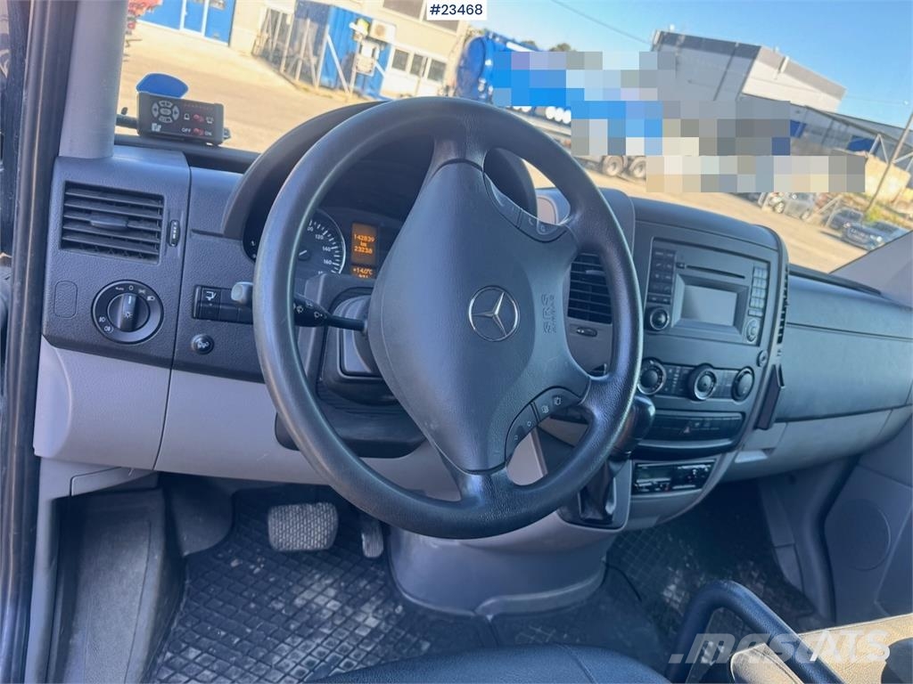 Mercedes-Benz Sprinter 519 Box Van w/Tail Lift – Shelving – 2 Se Camiones con caja de remolque