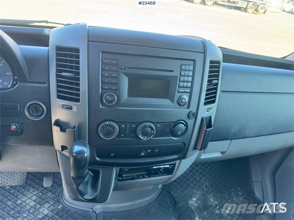 Mercedes-Benz Sprinter 519 Box Van w/Tail Lift – Shelving – 2 Se Camiones con caja de remolque