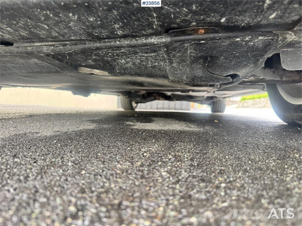 Mercedes-Benz Vito 119 4x4 Van – Two Sets of Tires شاحنة مقفلة