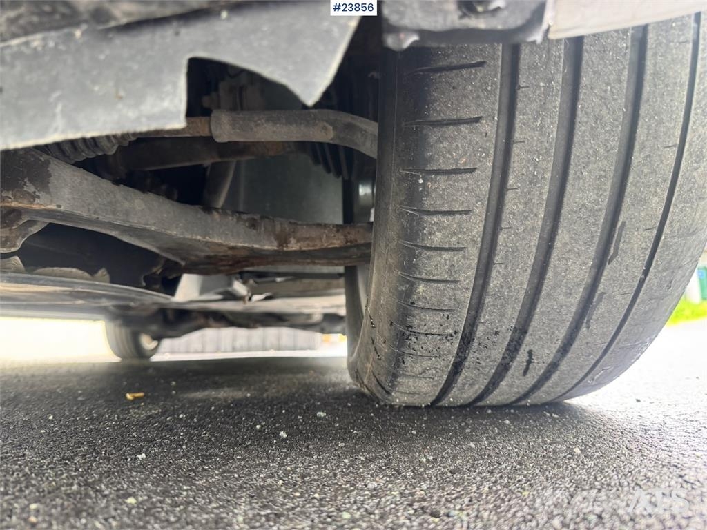 Mercedes-Benz Vito 119 4x4 Van – Two Sets of Tires شاحنة مقفلة