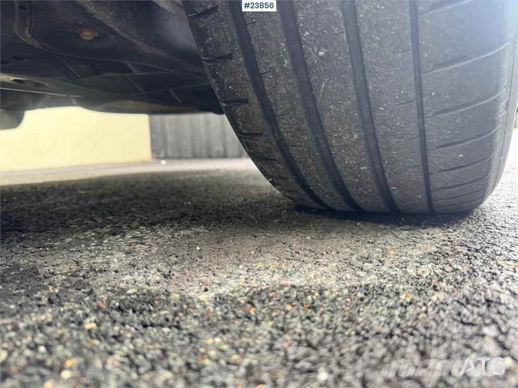 Mercedes-Benz Vito 119 4x4 Van – Two Sets of Tires شاحنة مقفلة