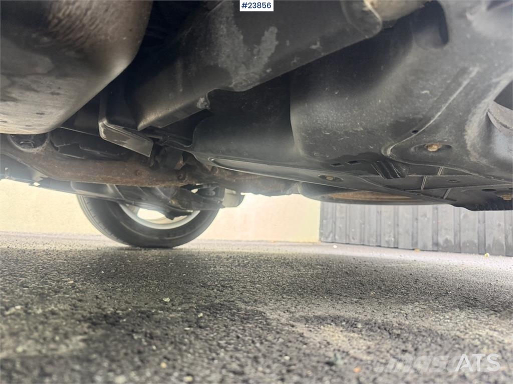 Mercedes-Benz Vito 119 4x4 Van – Two Sets of Tires شاحنة مقفلة