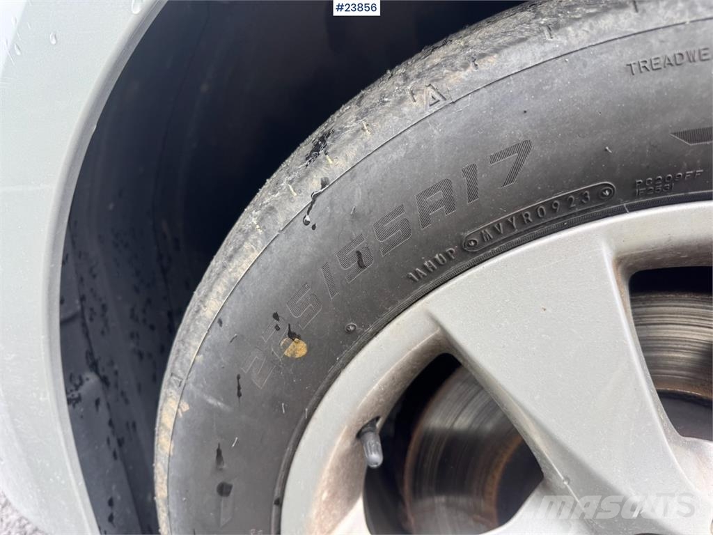 Mercedes-Benz Vito 119 4x4 Van – Two Sets of Tires شاحنة مقفلة