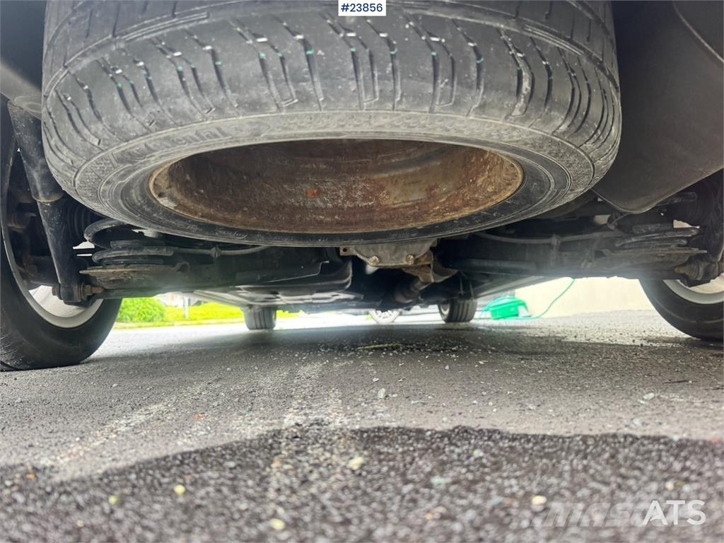 Mercedes-Benz Vito 119 4x4 Van – Two Sets of Tires شاحنة مقفلة