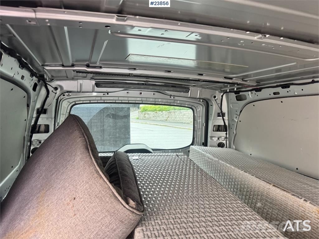 Mercedes-Benz Vito 119 4x4 Van – Two Sets of Tires شاحنة مقفلة