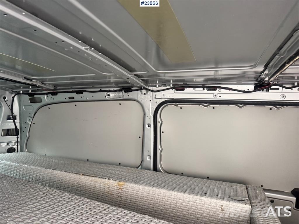 Mercedes-Benz Vito 119 4x4 Van – Two Sets of Tires شاحنة مقفلة