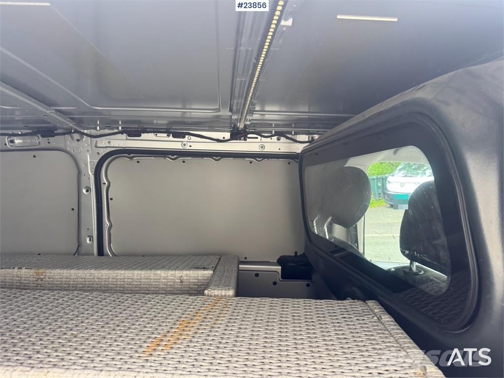 Mercedes-Benz Vito 119 4x4 Van – Two Sets of Tires شاحنة مقفلة