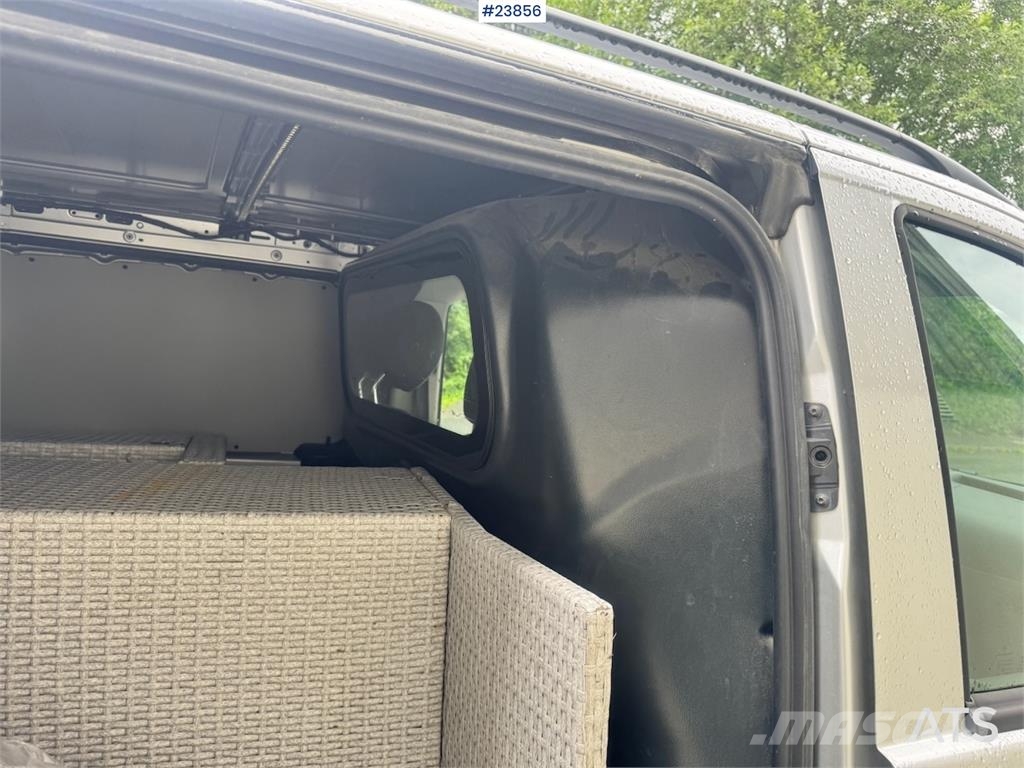 Mercedes-Benz Vito 119 4x4 Van – Two Sets of Tires شاحنة مقفلة