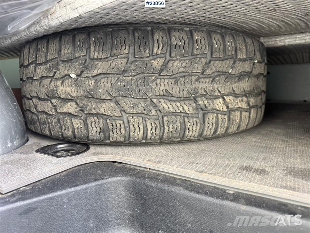 Mercedes-Benz Vito 119 4x4 Van – Two Sets of Tires شاحنة مقفلة