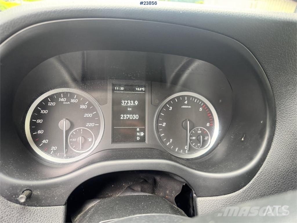 Mercedes-Benz Vito 119 4x4 Van – Two Sets of Tires شاحنة مقفلة