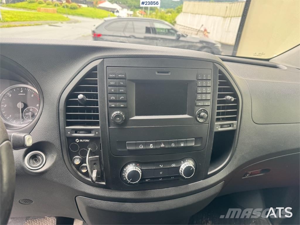 Mercedes-Benz Vito 119 4x4 Van – Two Sets of Tires شاحنة مقفلة